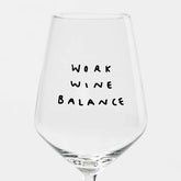 Das "Work Wine Balance" Weinglas von Johanna Schwarzer für Selekkt zeigt den Spruch WORK WINE BALANCE in schwarzen, verspielten Siebdruck-Buchstaben auf schlichtem weißem Hintergrund.