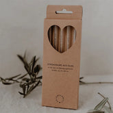 In einer Pappschachtel mit herzförmigem Fenster steckt die Eulenschnitt Strohhalme "No Bad Days" schwarz aus Glas (20 cm, 4er Set). Mit der Aufschrift "Strohhalme aus Glas" steht er auf einer hellen Fläche mit einem Pflanzenzweig im Hintergrund - ideal für nachhaltiges Trinken.