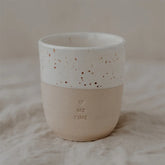 Der handgemachte Becher "Me Time" aus Steingut von Eulenschnitt zeigt ein weiß-beiges gesprenkeltes Design und trägt vorn die Worte ME TIME mit einem kleinen Herz.