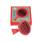 Ein Rex London Mini-Pupskissen mit schwarzem Karomuster und "WHOOPIE CUSHION"-Schriftzug sitzt vor seiner bunten Schachtel - der perfekte Scherzartikel Spielzeug für Kinder.