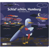 Illustration aus "Schlaf schön, Hamburg" von Karin Lindeskov Andersen (Junius Verlag): Möwe Mona hält einen roten Fisch und einen Teddybären am Wasser mit Hamburger Wahrzeichen, Kränen und Schiffen unter einem sternenklaren Nachthimmel. Perfekt als Einschlafbuch.