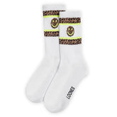 Loones Socken "LEO Smiley | weiß": Weiße Crew-Socken aus Bio-Baumwolle mit zwei Leo-Print-Streifen und Smileys an den Seiten. Schwarzer "LOONES"-Aufdruck auf den Zehen - stylisch, nachhaltig und perfekt für deinen Leo Style!.