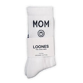 Socken "Mom" von Loones: Weiße Damensocken mit "MOM" und Smiley, aus Bio-Baumwolle, nachhaltig und in Einheitsgröße - perfekt als Geschenk, liebevoll verpackt mit dem LOONES THE LOVED ONES Label.