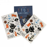 Zwei Bögen "Abwaschbare Tattoos - Piraten (2 Bögen)" von Rex London mit Schiffen, Ankern, Totenköpfen, Papageien & mehr - lustige Kindertattoos! Abgebildet vor einem "Temporäre Tattoos: Hüte dich vor Piraten!"-Paket. Leicht zu entfernen.