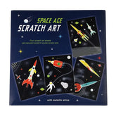 Das Kratzpapier - Space Age Set von Rex London enthält 4 metallische Rubbelbögen mit Raketen, Raumschiffen, Astronauten und Planeten - perfekt für kreative Geschenkideen.