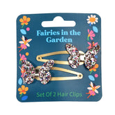 Die "Schmetterling" Glitzer-Haarspangen (2er Set) - Fairies in the Garden von Rex London enthalten zwei goldene Haarspangen mit glitzernden Schmetterlingsdekorationen auf einer blauen Blumenkarte mit der Aufschrift Set Of 2 Hair Clips - ideal für Geschenkideen.