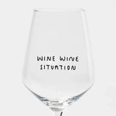 Das Weinglas "Wine Wine Situation" von Johanna Schwarzer für Selekkt zeigt einen verspielten schwarzen Schriftzug auf einer transparenten Schale - ein herausragendes Stück der exklusiven Edition, perfekt für Weinliebhaber.