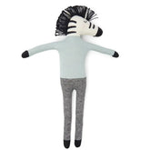 Die Stoffpuppe "Zebra" Baumwolle von Sophie Home ist ein plüschiges Zebra mit schwarzen und weißen Streifen, ausgestreckten Armen, langen Beinen und einer schwarzen Mähne, gekleidet in weichem hellblauem und gestreiftem Baumwollstrick für zusätzlichen Komfort.