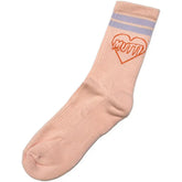 Mutti Socken (Pfirsich) von The Propcorner: Limited Edition Sportsocken in Pink mit zwei fliederfarbenen Streifen, orangem Herz und "MUTTI"-Schriftzug. Aus weicher Bio-Baumwolle für nachhaltigen Komfort.