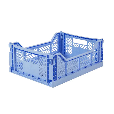 Die Aykasa Ay-Kasa Klappbox Midi ist eine rechteckige, hellblaue Kunststoffkiste mit offenen Gitterseiten, integrierten Griffen und kurzen Seiten. Diese stapelbare Box ist ideal zum Organisieren oder Transportieren verschiedener Gegenstände.