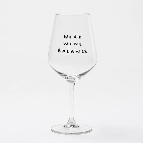 Das "Work Wine Balance" Weinglas von Johanna Schwarzer von Selekkt zeigt den Schriftzug in schwarzer Handschrift auf dem Kelch. Das exklusive Glas ist vor weißem Hintergrund abgebildet.