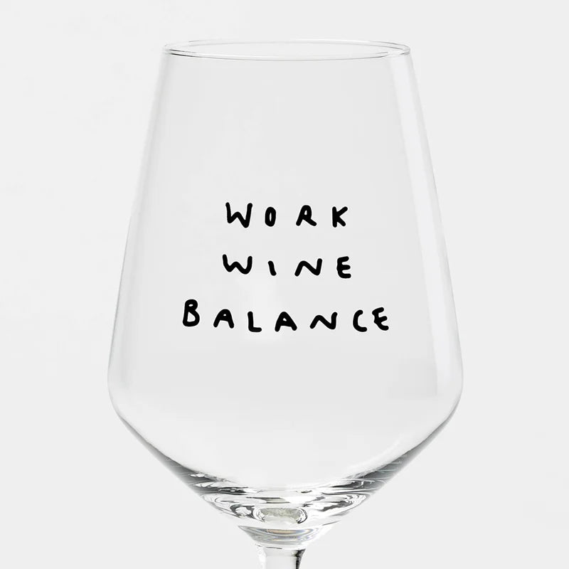 Das "Work Wine Balance" Weinglas von Johanna Schwarzer für Selekkt zeigt den Spruch WORK WINE BALANCE in schwarzen, verspielten Siebdruck-Buchstaben auf schlichtem weißem Hintergrund.
