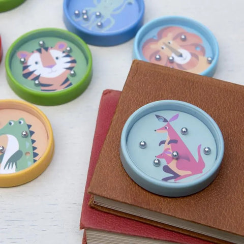 Das Geduldsspiel "Bunte Kreaturen" von Rex London bietet runde, tierische Labyrinthe mit Metallkugeln und farbenfrohen Motiven - Känguru, Tiger, Löwe und Krokodil - für lebendigen Spielspaß auf jeder Tischplatte oder in jedem Buch.