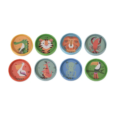 Das Rex London Geduldsspiel "Bunte Kreaturen" besteht aus acht runden, handgehaltenen Labyrinthen mit bunten Tiermotiven - Krokodil, Tiger, Löwe, Krabbe, Pelikan, Fuchs, Krake und Tukan - und kleinen Metallkugeln im Inneren.