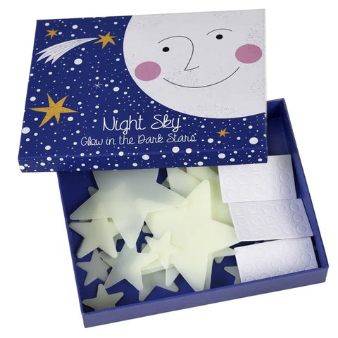 Eine geöffnete blaue Rex London Box mit der Aufschrift "Im Dunkeln leuchtende Sterne - Box mit 30 Stk." zeigt leuchtende Sterne und Klebepads - ideal als Geschenkidee fürs Kinderzimmer. Der Deckel zeigt einen lachenden Mond, Sternschnuppe und Sterne.