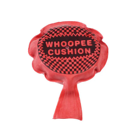 Das rote Mini-Pupskissen von Rex London mit schwarzem Karomuster und dem Text "WHOOPIE CUSHION" ist ein lustiger Scherzartikel für Kinder, der auf weißem Hintergrund abgebildet ist.