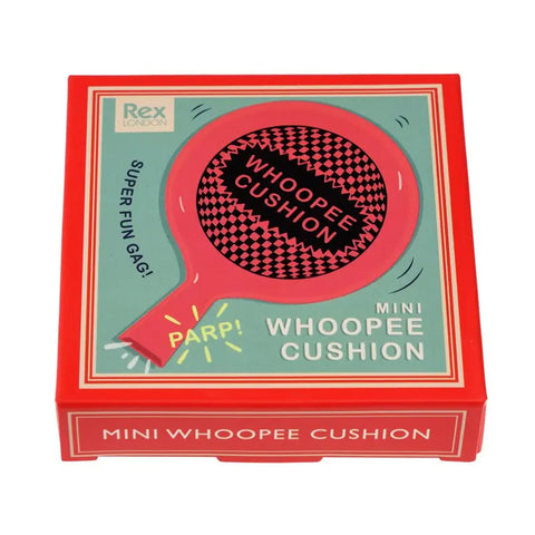 Ein verpacktes Mini-Pupskissen von Rex London mit einem roten und schwarzen Design. Auf der Vorderseite steht MINI WHOOPEE CUSHION, SUPER FUN GAG! und PARP! - ein klassischer Scherzartikel und lustiges Spielzeug für Kinder.