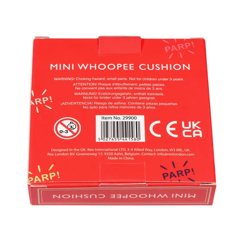 Das Mini-Pupskissen von Rex London kommt in einer roten Verpackung mit einer weißen Warnung vor Erstickungsgefahr für Kinder unter 3 Jahren. Die Schachtel hebt die spielerischen PARP!-Geräusche und Produktdetails hervor und macht es zu einem lustigen Spielzeug für Kinder mit extra viel Spaß.
