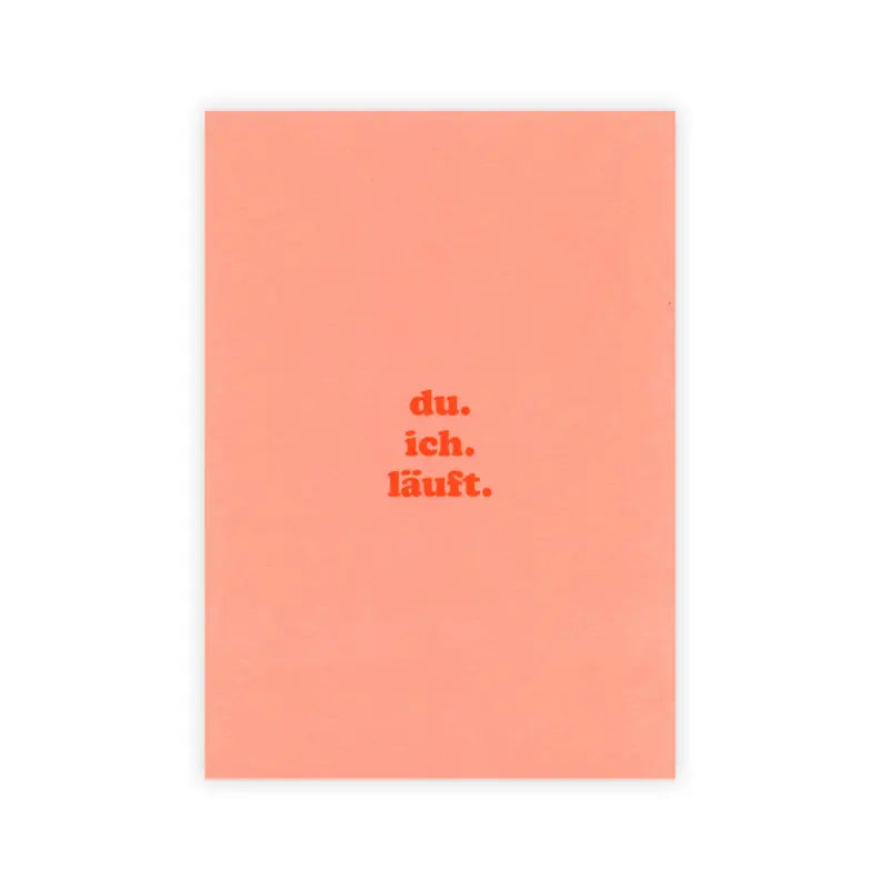 Die Delicards Postkarte "du.ich.läuft" ist eine pfirsichfarbene DIN A6-Karte aus FSC-zertifiziertem Feinstpapier mit rotem Pantone-Druck und dem Schriftzug "du.ich.läuft." auf weißem Hintergrund.