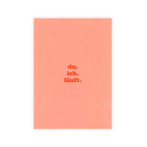 Die Delicards Postkarte "du.ich.läuft" ist eine pfirsichfarbene DIN A6-Karte aus FSC-zertifiziertem Feinstpapier mit rotem Pantone-Druck und dem Schriftzug "du.ich.läuft." auf weißem Hintergrund.