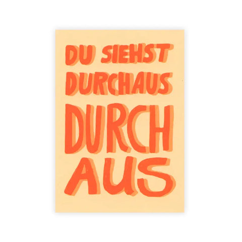 Die Postkarte "Du siehst durchaus durch aus" von Delicards zeigt den Spruch DU SIEHST DURCHAUS DURCH AUS in großen, orangefarbenen Handlettering-Buchstaben auf hellbeigem Hintergrund und ist auf FSC-zertifiziertem Lessebo Design White Feinstpapier gedruckt.