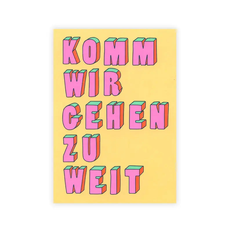 Die Delicards Postkarte "Komm wir gehen zu weit" zeigt einen plakativen 3D-Text in Pink und Grün auf Gelb, angeordnet in fünf Zeilen, gedruckt auf hochwertigem Feinstpapier Lessebo Design White.