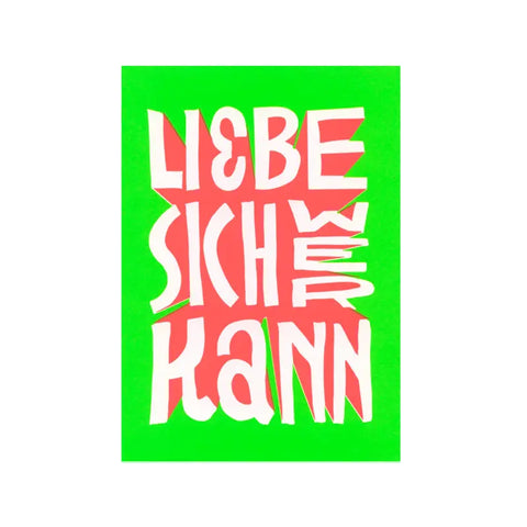 Die Delicards Postkarte "Liebe sich wer klann" zeigt eine freche Grafik auf FSC-zertifiziertem Feinstpapier mit leuchtend grünem Hintergrund und verspieltem Text in Weiß und Rosa - perfekt für einzigartige DIN A6 Karten.