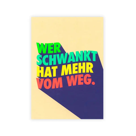 Die Postkarte "Wer schwankt hat mehr vom Weg" von Delicards besteht aus FSC-zertifiziertem Feinstpapier, zeigt den deutschen Text in grün, gelb und rot mit lila Schatten auf hellem Hintergrund und ist im Pantone-Verfahren gedruckt.