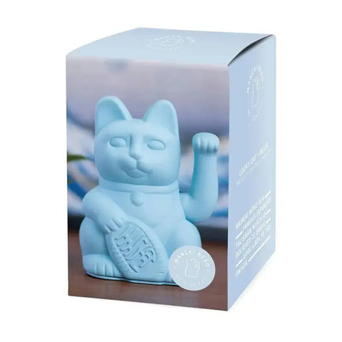 Die Lucky Cat - Winkekatze hellblau von Donkey Products kommt in einer hellblauen Box mit einer minimalistischen Illustration der Katze, die eine Münze hält und eine Pfote hebt. Weißer Text unterstreicht das klare, moderne Design.