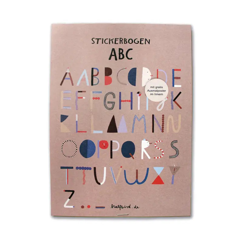 Der "Stickerbogen - ABC (2 Bögen)" von Halfbird enthält bunte Buchstaben-Aufkleber in verschiedenen Mustern/Farben auf hellrosa Recyclingpapier, mit weißem Sticker rechts.