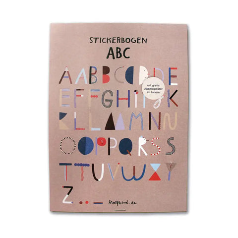 Der "Stickerbogen - ABC (2 Bögen)" von Halfbird enthält bunte Buchstaben-Aufkleber in verschiedenen Mustern/Farben auf hellrosa Recyclingpapier, mit weißem Sticker rechts.