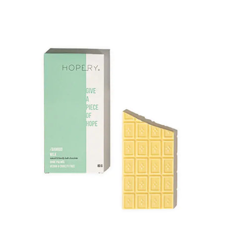 Eine Tafel Hopery Bamboo Milk - Badeschokolade mit geometrischem Muster ruht in ihrer hellgrün-weißen Verpackung. Hergestellt mit pflegender Kakaobutter, verwöhnt diese vegane Badeschokolade sanft Ihre Haut.