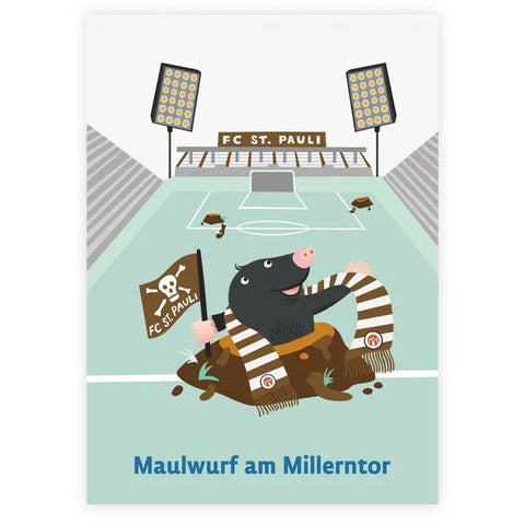 Ein Cartoon-Maulwurf mit einem FC St. Pauli-Schal taucht aus dem Spielfeld auf und hält die Fahne der Mannschaft, dahinter weitere Maulwürfe und Stadionlichter. Kunst von Karin Lindeskov Andersen aus "Hamburg-ABC", Junius Verlag. Text: Maulwurf am Millerntor.