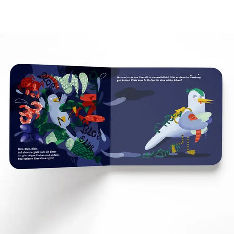 Eine Illustration aus "Schlaf schön, Hamburg" von Karin Lindeskov Andersen (Junius Verlag) zeigt zwei Möwen in Hamburg - eine inmitten von buntem Plastikmüll, die andere mit ihrem Küken und Plastik in der Nähe. Der Text ist auf Deutsch.