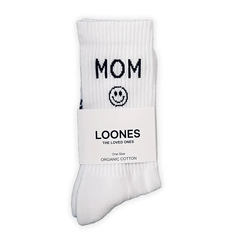 Socken "Mom" von Loones: Weiße Damensocken mit "MOM" und Smiley, aus Bio-Baumwolle, nachhaltig und in Einheitsgröße - perfekt als Geschenk, liebevoll verpackt mit dem LOONES THE LOVED ONES Label.