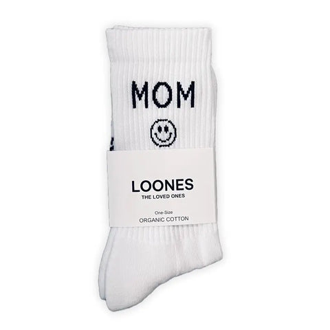 Socken "Mom" von Loones: Weiße Damensocken mit "MOM" und Smiley, aus Bio-Baumwolle, nachhaltig und in Einheitsgröße - perfekt als Geschenk, liebevoll verpackt mit dem LOONES THE LOVED ONES Label.
