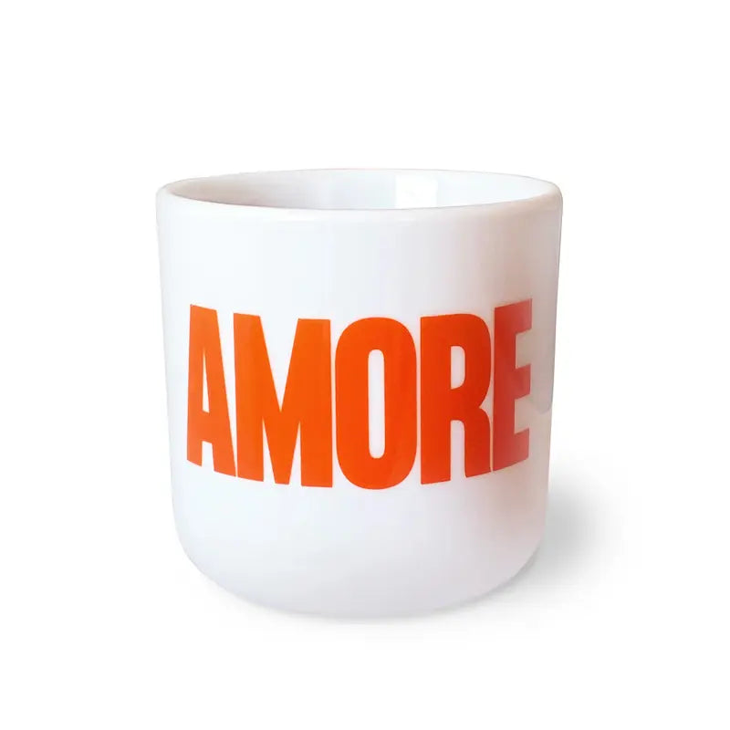 Der Navucko Porzellanbecher "Amore" zeigt das Wort AMORE in kräftigem, leuchtendem Orange auf weißem Porzellan - ein stilvoller, handlicher Becher, der perfekt für Ihre Lieblingsgetränke ist.
