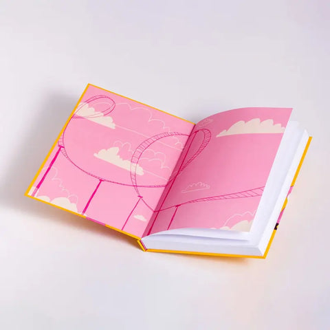 Ein aufgeschlagenes Hardcover "Ich weiß es doch auch nicht" von Mareice Kaiser (Penguin Verlag) liegt auf einer weißen Fläche und zeigt rosa illustrierte Seiten mit weißen Wolken und geschwungenen Linien. Der gelbe Einband spielt auf feministische Themen an.