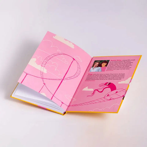 Ein aufgeschlagenes Exemplar von Mareice Kaisers "Ich weiß es doch auch nicht" aus dem Penguin Verlag zeigt rosa illustrierte Seiten mit einer Achterbahn, einem kopftuchtragenden Mädchen, einer kurzen Biografie der Autorin und Cartoons, die eine neue Perspektive auf den Feminismus bieten.