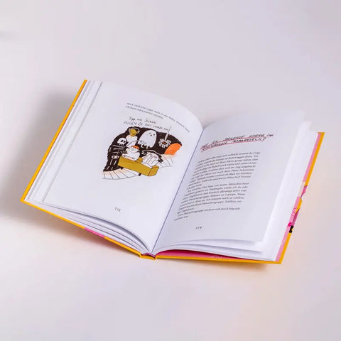 Ein aufgeschlagenes Exemplar von Mareice Kaisers "Ich weiß es doch auch nicht" aus dem Penguin Verlag mit gelbem Einband liegt auf einer weißen Fläche, die an einem Tisch versammelte Cartoonfiguren und einen Text über Feminismus zeigt.