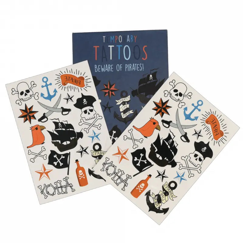 Zwei Bögen "Abwaschbare Tattoos - Piraten (2 Bögen)" von Rex London mit Schiffen, Ankern, Totenköpfen, Papageien & mehr - lustige Kindertattoos! Abgebildet vor einem "Temporäre Tattoos: Hüte dich vor Piraten!"-Paket. Leicht zu entfernen.