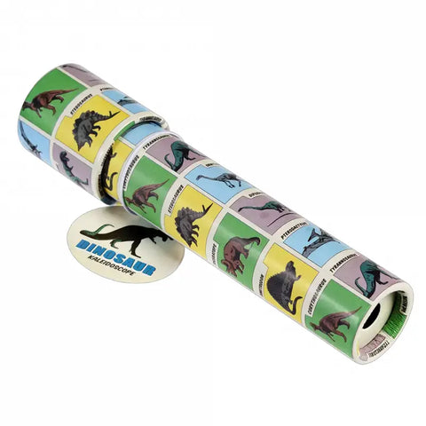 Das Kaleidoskop Prehistoric Land von Rex London ist ein lebendiges Kindergeschenk, das mit Dinosaurierbildern wie Triceratops und Stegosaurus verziert ist, die jeweils mit ihren Namen in bunten Kästen rund um die Röhre beschriftet sind.