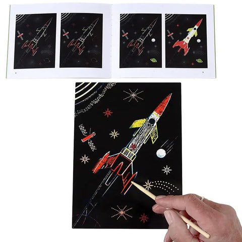 Mit dem Set Kratzpapier - Space Age (4 Bögen) von Rex London kannst du mit einem Holzstift Motive auf schwarze Blätter kratzen, die bunte Raketen und Sterne zum Vorschein bringen. Das beiliegende Heft bietet Schritt-für-Schritt-Inspirationen für das Space Age-Design.