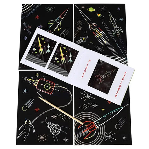 Das Kratzpapier - Space Age (4 Bögen) von Rex London zeigt Raketen, Planeten, Sterne, einen Satelliten und einen Astronauten; inklusive Bambusstift und "PLANET EXPLORER"-Büchlein - das perfekte kreative Geschenk für Weltraumfans.