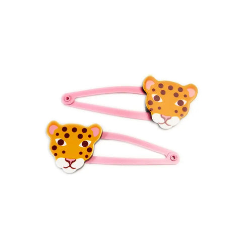 Die "Leoparden" Haarspangen (2er Set) von Rex London zeigen zwei rosafarbene Spangen mit Cartoon-Leopardengesichtern, gelbem Fell und braunen Flecken an jedem Ende, dargestellt auf weißem Hintergrund.