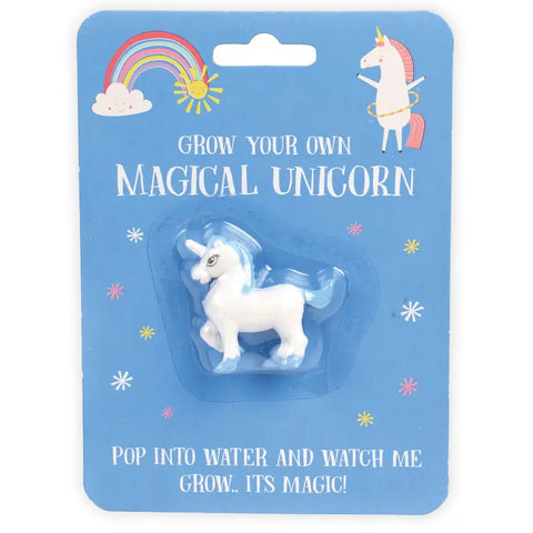 Das Spielzeug Magisches Einhorn von Rex London zeigt ein kleines weißes Einhorn mit blauer Mähne. Die bunte Verpackung zeigt Regenbögen, Sterne und ein illustriertes Einhorn. Legen Sie Ihr Magisches Einhorn einfach in Wasser, um es wachsen zu sehen.