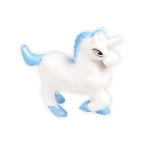 Das Magische Einhorn von Rex London ist ein kleines, weißes Spielzeug mit blauer Mähne, Schweif, Hufen und Horn. Es steht auf drei Beinen und hebt ein Vorderbein.