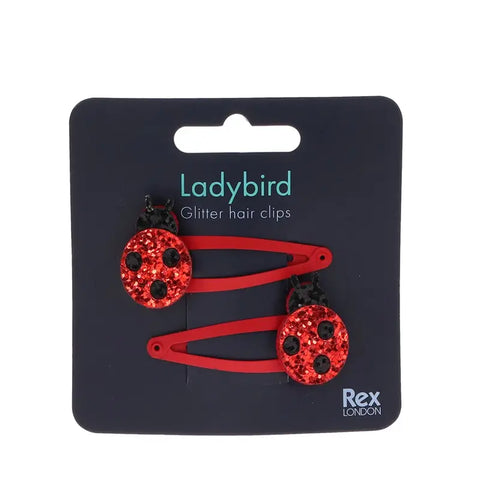 Zwei "Marienkäfer" Glitzer-Haarspangen (2er Set) von Rex London, rot mit schwarzen Punkten, auf Karte - ideal als Geschenkidee.