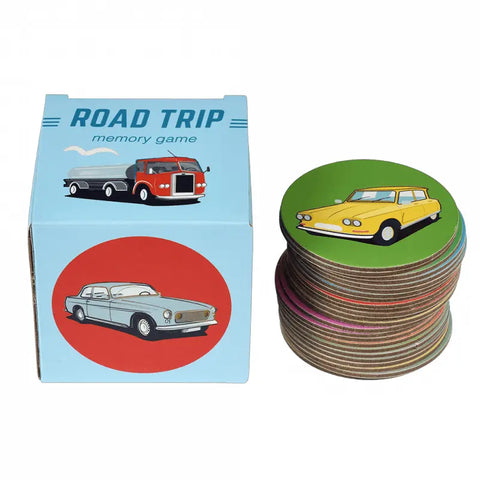 Die Rex London Memory-Spiel Road Trip (24-teilig) Box zeigt einen roten Truck und liegt neben einem Stapel runder Karten mit Oldtimer-Illustrationen - ideal für Kinder, die Fans von klassischen Fahrzeugen sind.