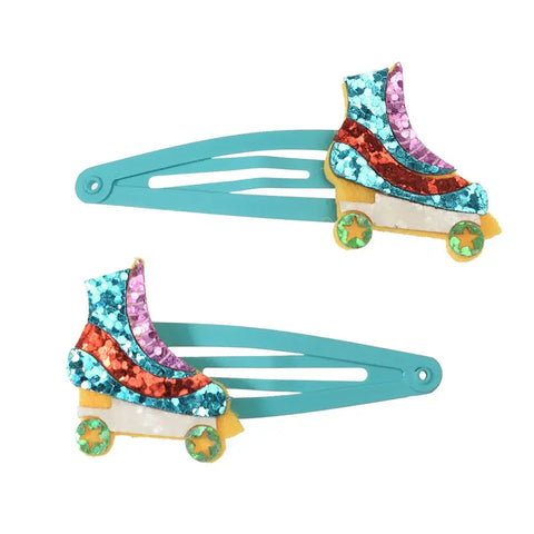 Die "Rollschuh" Glitzer-Haarspangen (2er Set) von Rex London sind zwei tealfarbene Haarspangen mit Rollschuh-Motiv aus blauen, roten und lilafarbenen Pailletten und gelben Rädern - tolle Geschenkidee auf weißem Hintergrund arrangiert.